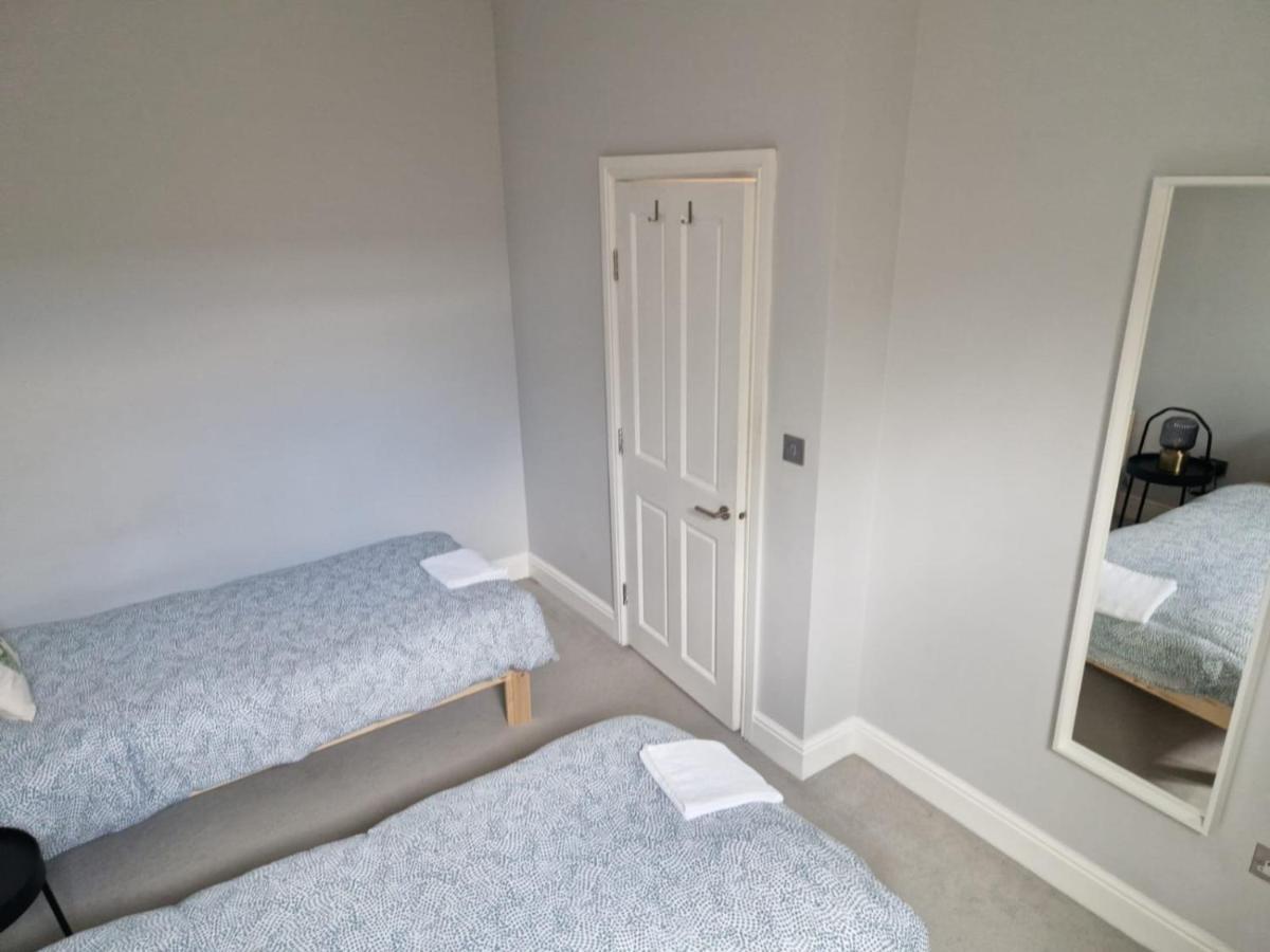 Appartamento Wonderful 3 Bed Flat With Private Garden In Wimbledon - 1 The Queens Londra Esterno foto