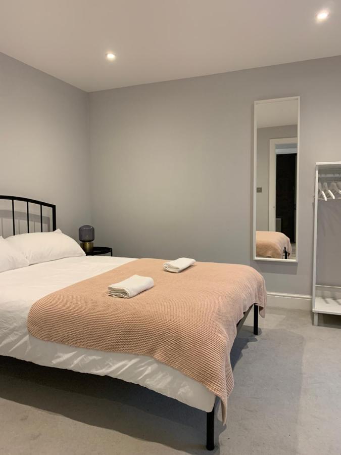 Appartamento Wonderful 3 Bed Flat With Private Garden In Wimbledon - 1 The Queens Londra Esterno foto