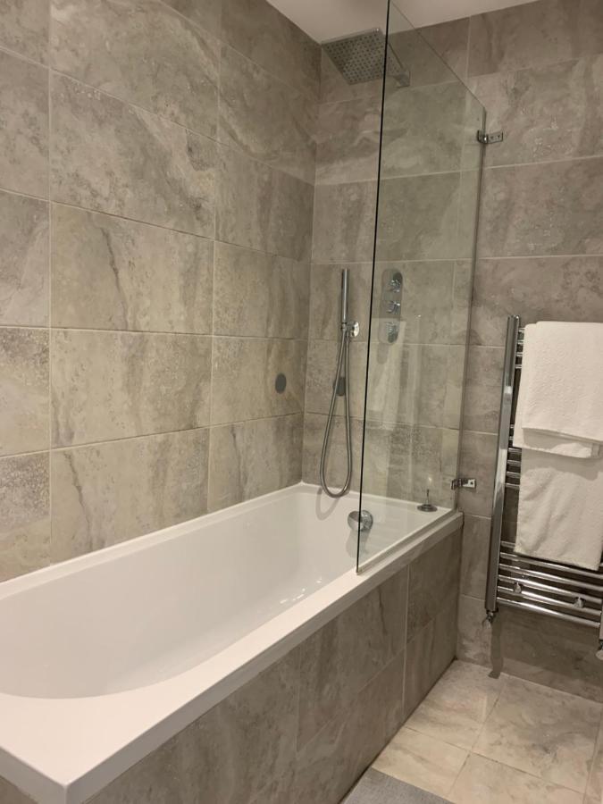 Appartamento Wonderful 3 Bed Flat With Private Garden In Wimbledon - 1 The Queens Londra Esterno foto
